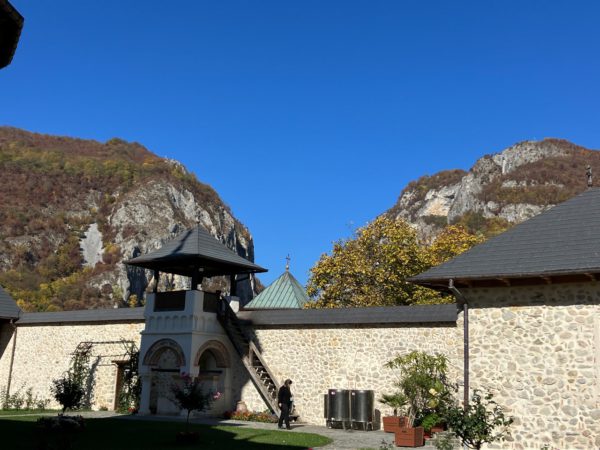 Manastirea-Polovragi-obiective-turistice-Romania-Gorj-Oltenia